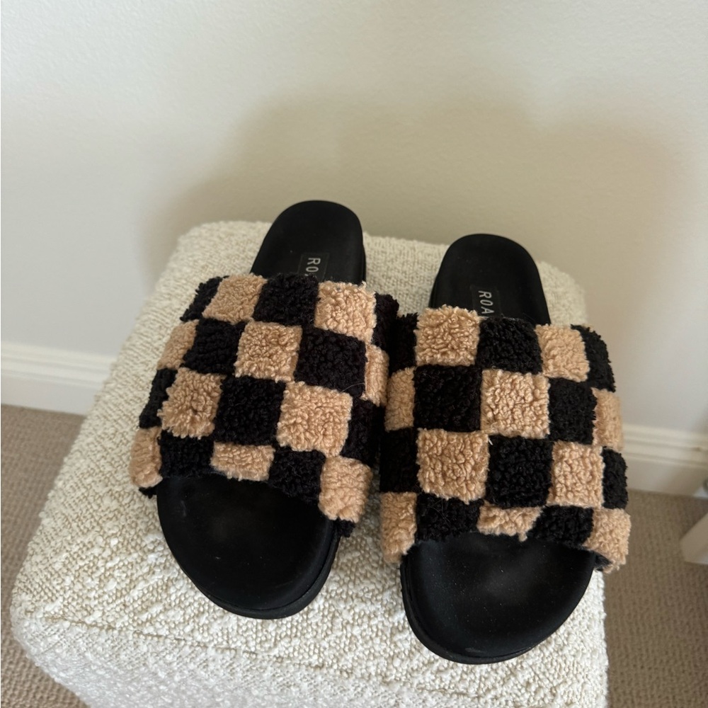 Roam Checkered Black and Tan Slide Sandals